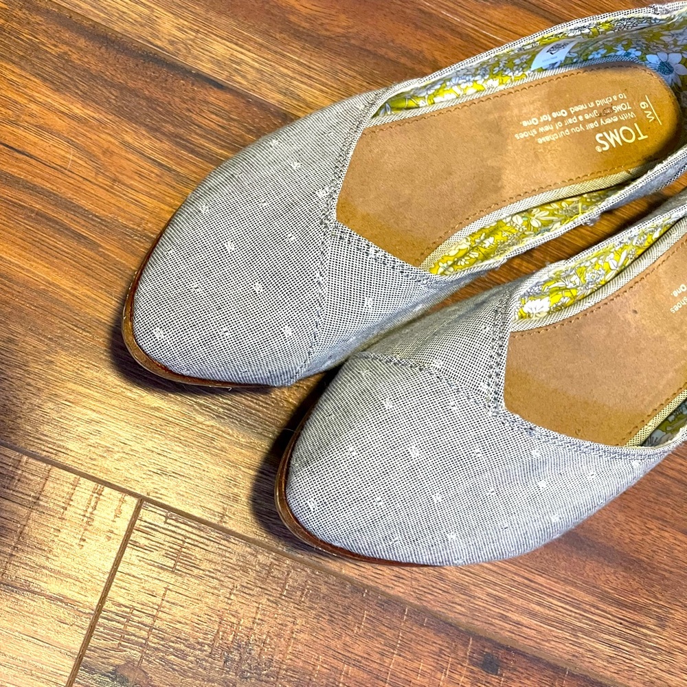 Tom’s size 9w Flats Gray/blue with small white polka dots